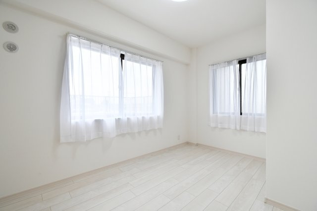 キャッスル伊奈の洋室|【洋室③：5.0帖】玄関入って右手のお部屋です。クローゼットも備わっております。お子様のはじめての一人部屋や趣味・在宅ワークのお部屋としても使い勝手の良いお部屋です。