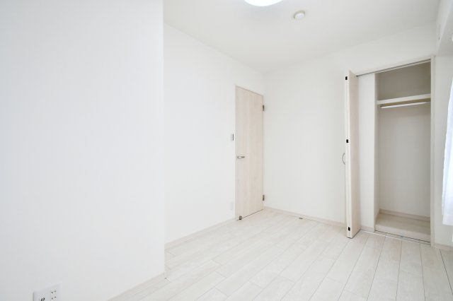 キャッスル伊奈の洋室|【洋室③：5.0帖】全室クローゼット付きで荷物の整理整頓もしやすく、嬉しいポイントです！採光が入り明るく、お過ごしいただけます。『物件を今日見てみたい』など、当日のご案内も可能です。 