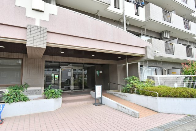 キャッスル伊奈のエントランス|「駅近がいいけれど、静かさも譲れない」「リフォーム済みですぐに新生活を始めたい」そんなご希望をお持ちの方ぴったりの住戸です。上尾・伊奈・さいたま市エリアで理想の住まいをお探しなら、ぜひこの機会に現地へ