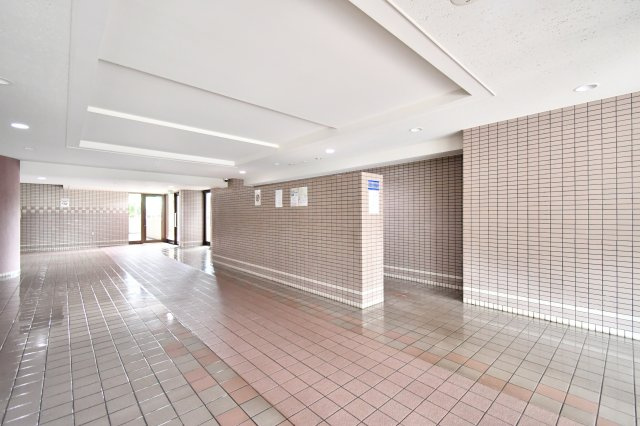 キャッスル伊奈のエントランス|主要駅から少し離れる分、おうち時間やご家族の落ち着ける暮らしやバルコニーでの趣味の時間など重視したい方へおすすめの物件！新規リノベされ、趣味の時間やお子様との時間を楽しめる選択肢の幅が広がるお部屋です