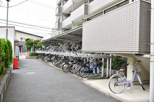 キャッスル伊奈の駐輪場|※空き状況は当社まで都度ご確認くださいませ■気になる物件は、お客様ご自身の目でお確かめ頂けます。
内覧希望は、０１２０－６５５－６２０（通話無料）にお気軽にご連絡下さいませ。