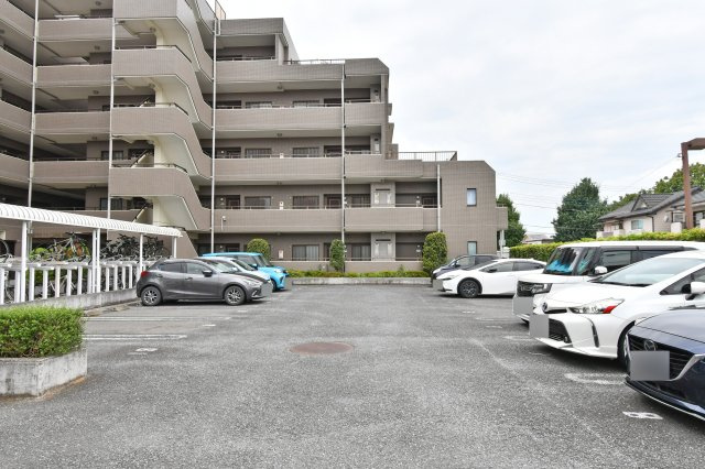 キャッスル伊奈の駐車場|※空き状況は当社まで都度ご確認くださいませ■お客様との会話を大切にし、一人ひとりにあった資金計画やプランをご提案致します。「家を買って終わり」ではなく、「買ってからがスタート」と考え、ご提案します。