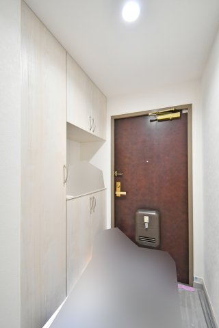 キャッスル伊奈の玄関|白を基調とした玄関。明るく広く見せる工夫が施されております！センサーライトになっておりますので、電気の消し忘れもない＆帰宅時も明るい玄関でお出迎えしてくれる家族想いな玄関です。