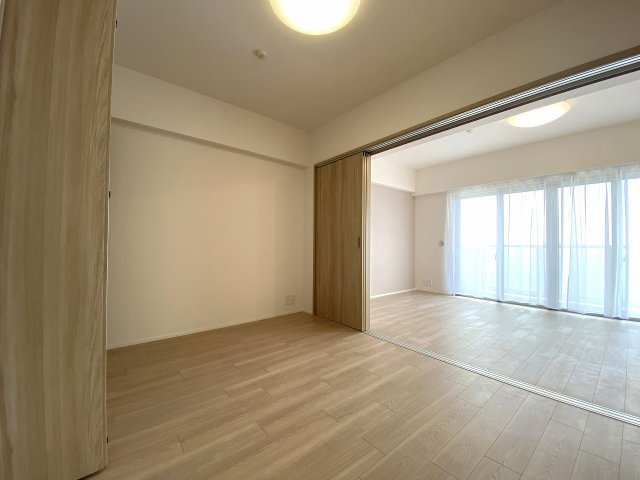 プラゼール練馬高野台の洋室|多用途に活躍する5.5帖の洋室空間です。リモートワーク用の書斎や趣味のお部屋、衣類をまとめる衣装部屋としても柔軟にご活用いただけます。クローゼット付きでお部屋全体をすっきりと保てます。