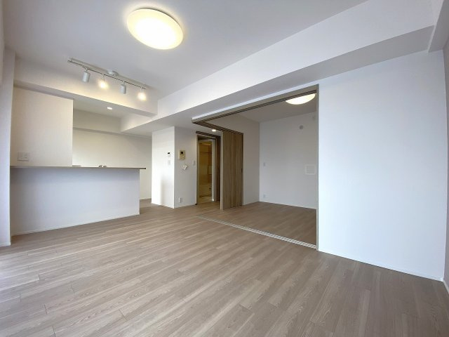 プラゼール練馬高野台の居間・リビング|明るい陽光が差し込む開放感たっぷりのリビングダイニングです。落ち着いた内装デザインが心地よく、家族全員がゆったり寛げる空間となっております。風通しも良く年中快適にお過ごしいただけます。