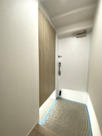 プラゼール練馬高野台の玄関|家の顔となる清潔感あふれる玄関スペースです。落ち着いた雰囲気が住まう人や訪れる人を優しく迎えます。シューズボックスを完備しており、靴類をすっきりと収納して綺麗な状態を保てます。