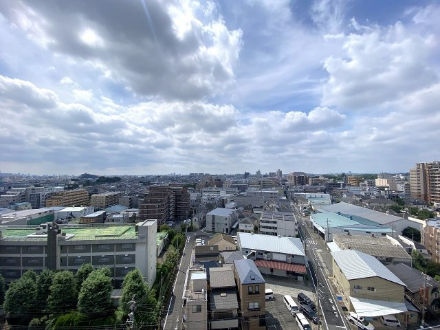 プラゼール練馬高野台の展望|バルコニーからの心地よい眺望です。前方を遮る大きな建物がなく、開放感あふれる景色と青空を存分にお楽しみいただけます。四季の移ろいを感じながら穏やかな時間を過ごせる贅沢な環境です。