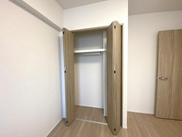 プラゼール練馬高野台の収納|洋室に備え付けられた便利な収納スペースです。奥行きがあり、衣類はもちろん日用品のストックや季節物のアイテムもすっきりと整理できます。お部屋の有効スペースを広々と活用できる嬉しい設備です。