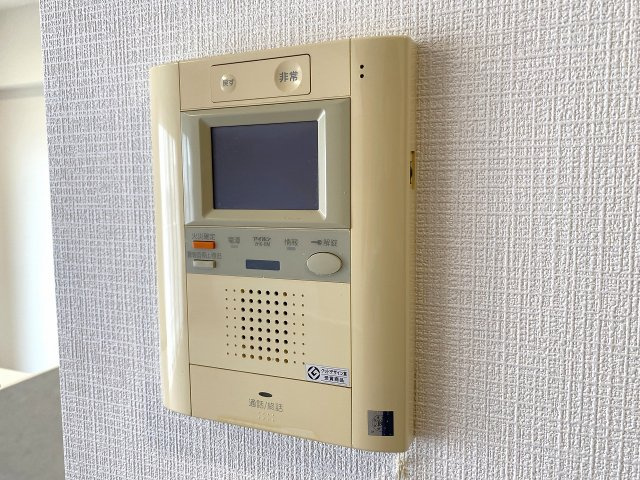 プラゼール練馬高野台のセキュリティ|来訪者の顔を室内からしっかり確認できるTVモニター付きインターホンです。防犯性に優れ、お子様のお留守番や一人でのお留守番時も安心してお過ごしいただけます。安心と快適を提供する必須設備です。