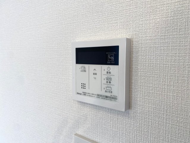 プラゼール練馬高野台の発電・温水設備|いつでも温かいお湯で快適に入浴できる追い焚き機能を完備しています。帰宅時間が異なるご家族でも、ボタンひとつでいつでも適温のお風呂を楽しめます。快適なバスタイムを叶える魅力的な設備です。