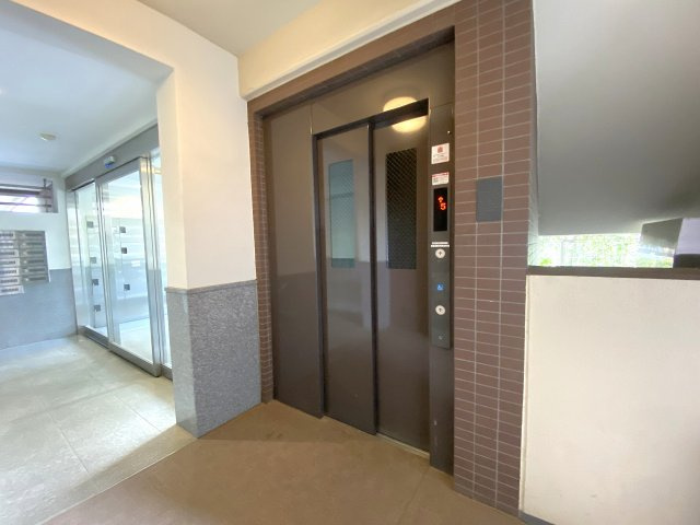 プラゼール練馬高野台のその他共用部分|重い荷物を持っている日やベビーカーでの移動時にも大変便利なエレベーターを完備しています。日々の昇降をスムーズに行うことができ、お年寄りからお子様まで快適に暮らせる住環境が整っています。