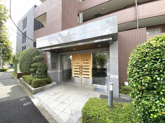 プラゼール練馬高野台|重厚感と清潔感を兼ね備えた洗練されたデザインのエントランスアプローチです。住まう方の誇りを満たす格式高い佇まいで、大切なお客様を心地よくお迎えします。管理体制も良好で大変綺麗な状態です。