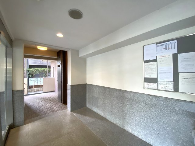 プラゼール練馬高野台のエントランス|明るく清潔感あふれるマンションのエントランス内部です。管理体制の良さがひと目で窺え、住まう方や訪れるゲストを気持ちよく迎え入れます。毎日の出入りも快適に行える洗練された共用スペースです。