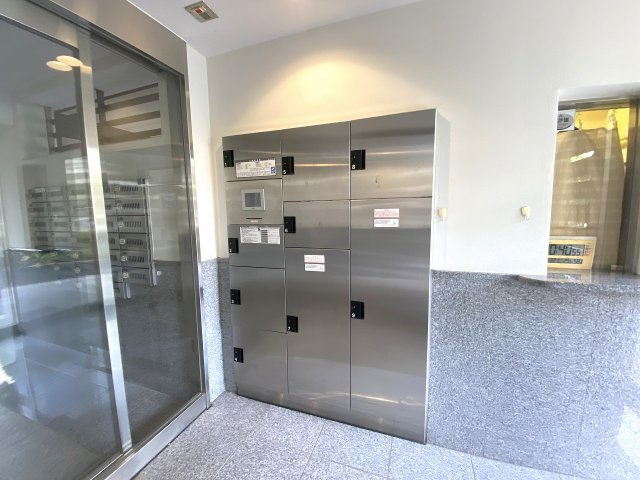 プラゼール練馬高野台の設備|ご不在時でも24時間いつでも荷物を受け取れる便利な宅配ボックスを完備しています。外出中やリモートワーク中の対面受け取りを控えたい時にも活躍し、再配達の手間なく荷物をスムーズに受け取れます。