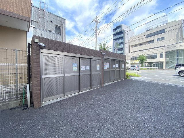 プラゼール練馬高野台のその他共用部分|敷地内に整然と整備された専用のゴミ捨て場です。しっかりと管理が行き届いており衛生的な環境が保たれています。敷地内にあるため、お出かけ前や日々のゴミ出しも非常にスムーズに行えて大変便利です。
