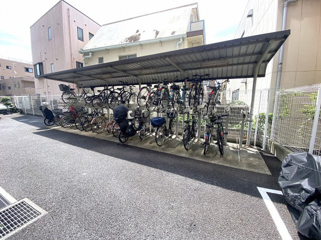 プラゼール練馬高野台の駐車場|敷地内に整地された使いやすい駐車場スペースを完備しています。お車の出し入れがスムーズに行える配慮がされており、雨の日やお買い物の荷物が多い際にも移動がスムーズで大変便利です。
