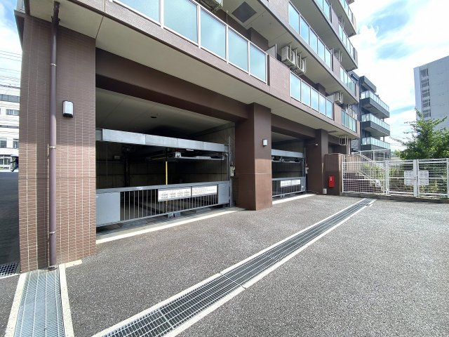 プラゼール練馬高野台の駐車場|敷地内に整地された使いやすい駐車場スペースを完備しています。お車の出し入れがスムーズに行える配慮がされており、雨の日やお買い物の荷物が多い際にも移動がスムーズで大変便利です。