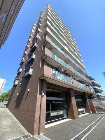 プラゼール練馬高野台の外観|街並みに映える洗練された美しい外観フォルムが魅力のマンションです。周辺は生活利便施設が充実した恵まれた住環境。落ち着いた住環境と高い利便性を兼備し、将来の資産価値としても永く期待できる物件です。