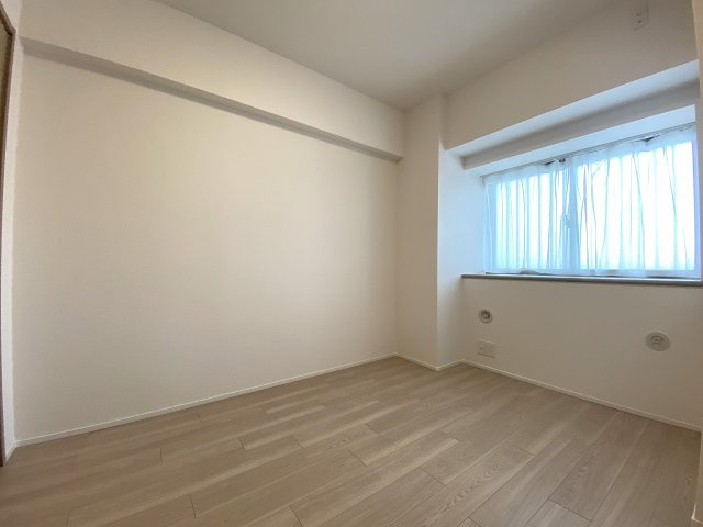 プラゼール練馬高野台の子供部屋|主寝室にぴったりな6.0帖の快適な洋室です。南東側からの心地よい自然光が差し込み、毎朝爽やかな目覚めを迎えることができます。大型の収納スペースも完備しており、お部屋を広く使えます。