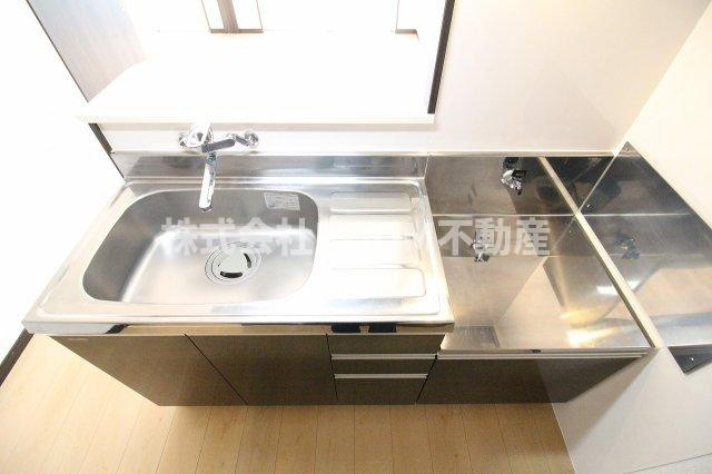 Still上東のキッチン|コンパクトなキッチンで掃除もラクラク