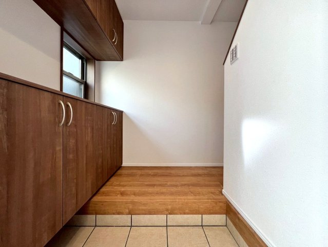 【玄関】 | 練馬区大泉学園町７丁目　新築戸建て | 【施工例】明るく開放的な、家族を迎える心地よい玄関