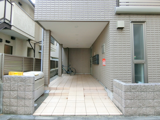 メゾン．ラフィネのエントランス|★雨も気にならない駐輪スペース★