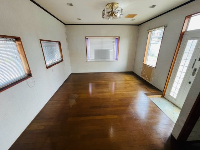 筑西市幸町門井 リフォーム物件　の洋室|〇洋室　14帖〇
広々洋室はお外に繋がる出入口付きなのでいろいろな用途にお使いいただけます♪
2026年8月撮影