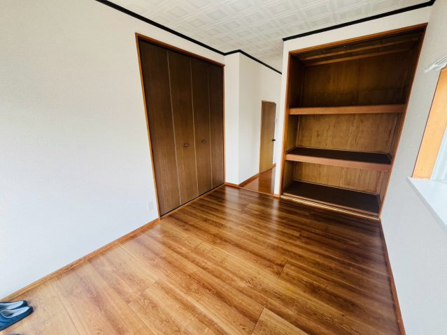筑西市幸町門井 リフォーム物件　の洋室|〇2階洋室　12帖〇
各居室収納付きで住みやすさにこだわっています！
2026年8月撮影