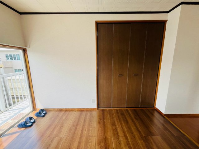 筑西市幸町門井 リフォーム物件　の洋室|〇2階洋室　12帖〇
たっぷりの収納スペースで住空間もスッキリ広々します（＾＾）
2026年8月撮影