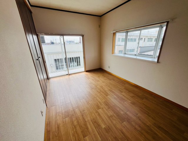 筑西市幸町門井 リフォーム物件　の洋室|〇2階洋室　6帖〇
大きな窓で２階居室にもしっかりと陽ざしが届いて明るい室内♪バルコニーにつながるお部屋です（＾＾）
2026年8月撮影