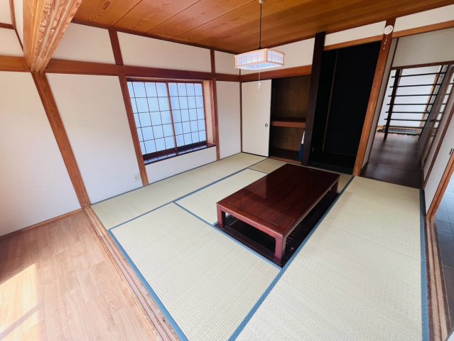 筑西市幸町門井 リフォーム物件　の和室|〇和室　8帖〇
板の間付き8帖の広々和室。畳表替、障子・襖張替済みです♪
2026年8月撮影