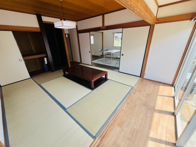 筑西市幸町門井 リフォーム物件　の和室|〇和室　8帖〇
板の間があることでお部屋が明るく開放的になります。天気の良い日はのんびり日向ぼっこをするのも良いですね（＾＾） 
2026年8月撮影