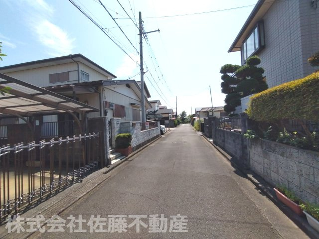 『吹上駅』南口18分・約55坪、閑静な住宅街の整形地の前面道路含む現地写真|2026年8月24日 13:00頃撮影。前面道路の写真です。対象地は左側です。