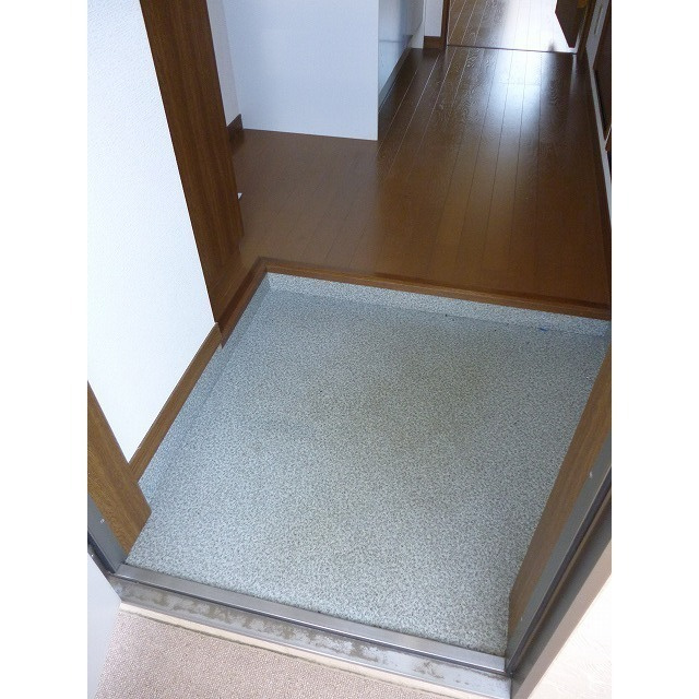 小金井市本町５丁目のアパートの玄関