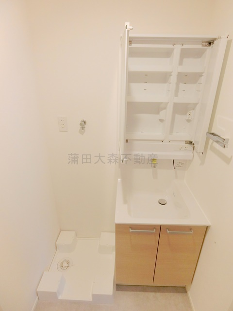 グランステージ西蒲田の洗面所|洗面脱衣所　独立洗面台　3面鏡　鏡内収納スペース付き