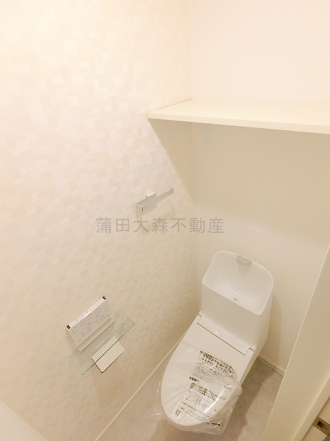 グランステージ西蒲田のトイレ|吊り棚と温水洗浄便座付きのトイレ　
