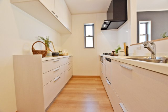 エムズガーデン上ノ島町2丁目新築一戸建て│3LDK+駐車1台可のキッチン|-同社施工例-
Panasonic製のシステムキッチンを採用。浄水器一体型水栓、食洗機付きで充実の設備内容。カップボードは造作でご用意しております。