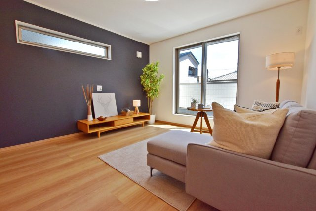 エムズガーデン上ノ島町2丁目新築一戸建て│3LDK+駐車1台可の居間・リビング|-同社施工例-
ナチュラルテイストな内装はどんな家具も合わせやすく、お好みのインテリアコーディネートをお楽しみいただけます。