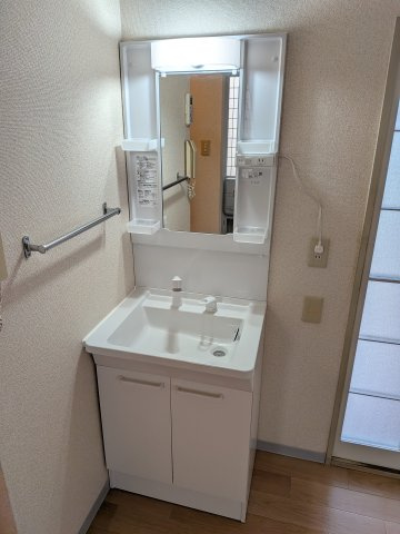 【洗面所】 | コーポひまわり | 生活に欠かせない独立洗面台です