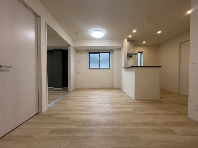 府中市若松町１丁目のアパートの居間・リビング