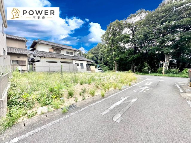 ファーストタウン　第1荒井町松島の前面道路含む現地写真|現在建築中のため、real な仕上がりをいち早くご覧になりたい方は、現地でのご案内も可能です。お気軽にお問い合わせください。									
									