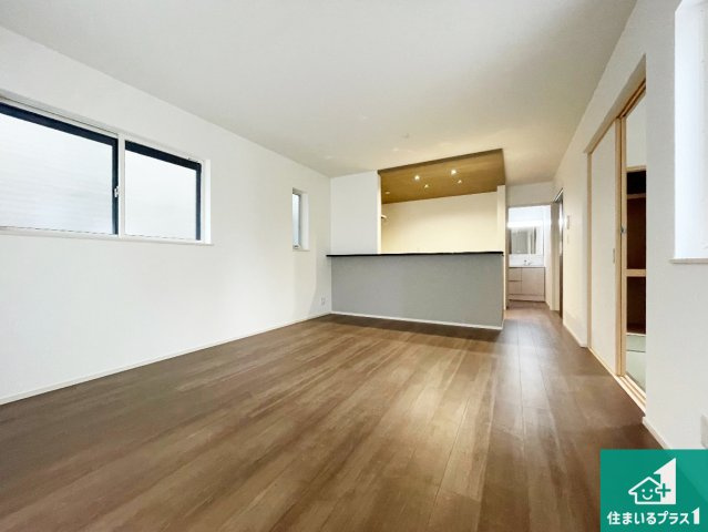 加古川市平岡町一色　第11期　新築一戸建ての居間・リビング|シンプルなリビングは、観葉植物等のインテリアを楽しめますね！パパ好みにも、ママ好みにも家具次第で雰囲気を変えることができます！