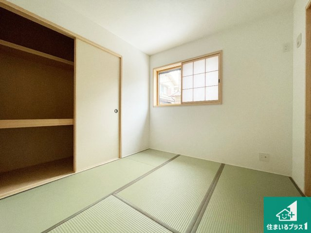 加古川市平岡町一色　第11期　新築一戸建ての和室|一室あると便利な和室は客間としてだけでなく、小さなお子様のプレイルームや食後のくつろぎスペースとしてもご利用いただけます。収納もついていますので大活躍間違いなし！
