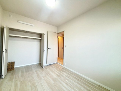【寝室】 | サングレール・フェニング | 【クローゼット】お部屋を広く利用するために必須なクローゼットが洋全室付いています♪もちろんお荷物を収納されても良しの勝手の良いクローゼットは嬉しいですね♪
