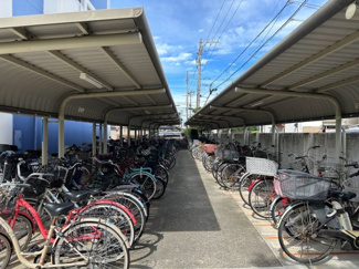 【駐輪場】 | サングレール・フェニング | 駐輪場に屋根があるので、雨の日に自転車が濡れにくく嬉しいですね♪