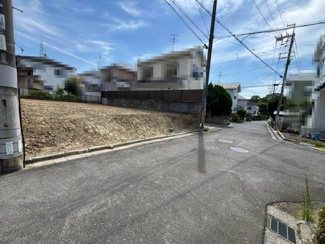 【前面道路含む現地写真】 | 広々とした土地間口約９．４ｍです♪開放感のあるお住まいになりますね！