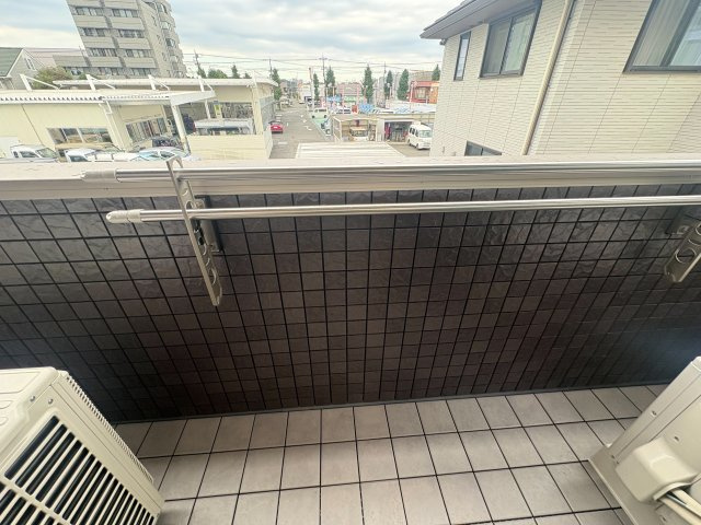 府中市若松町１丁目のアパートのバルコニー
