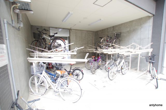 クレグラン北梅田　仲介手数料無料の駐車場