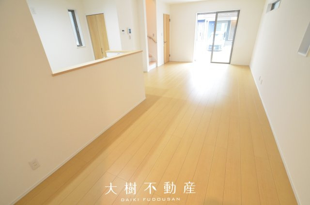 【居間・リビング】 | 綾瀬市大上4丁目 新築戸建て 全1棟【仲介手数料無料】 | □■海老名市を中心に地域密着で営業している不動産会社です■□