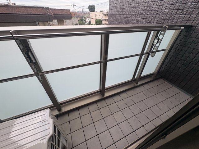 府中市若松町１丁目のアパートのバルコニー